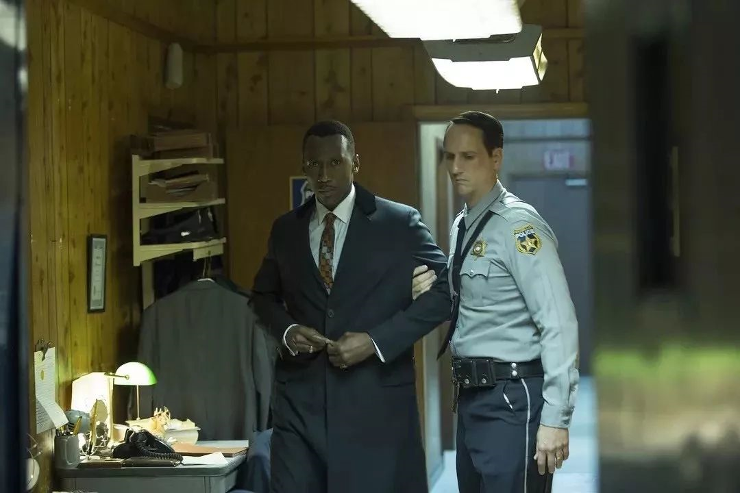 惊叹于他"见人说人话,见鬼说鬼话"的娴熟,黑道白道之间切换得游刃有余