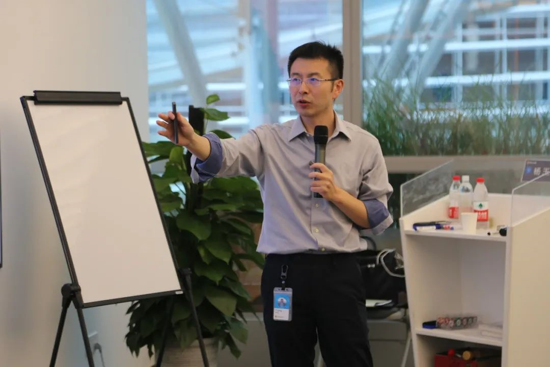 微软亚洲研究院(上海)创新工程组主管研发经理杨玉庆在 aim 课程期间